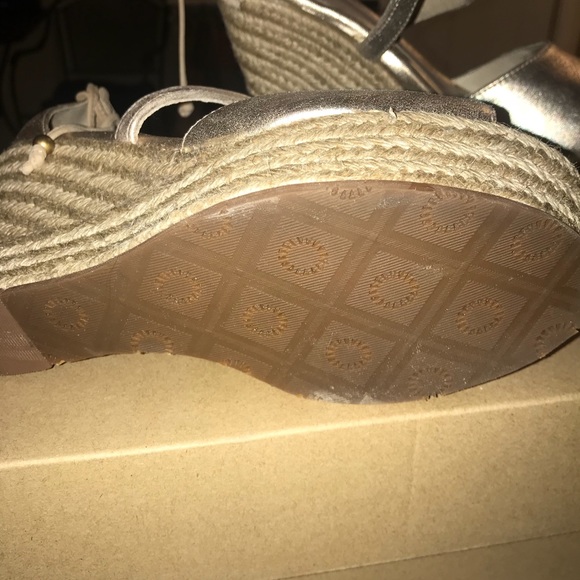 Sz 7.5 UGG gold wedge sandles - Picture 7 of 8